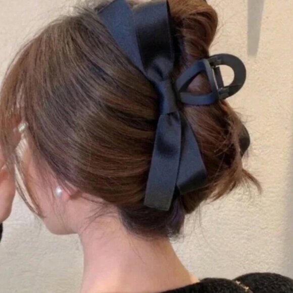 Black Bow Hair Clip - Picture 2 of 3